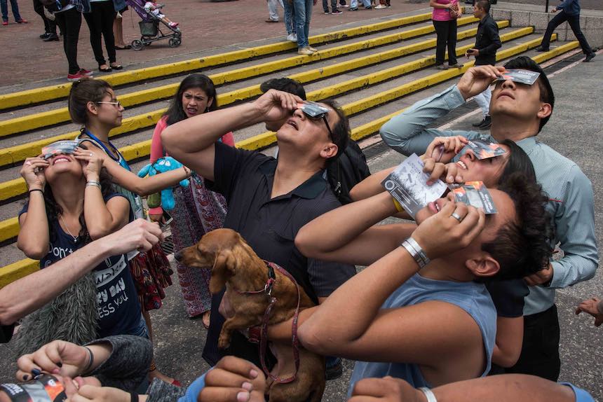 Delegación Benito Juárez - Personas viendo el eclipse