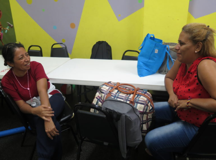 mujeres inmigrantes hablando acerca del huracán Harvey