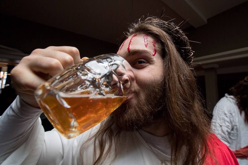 Jesús bebiendo cerveza