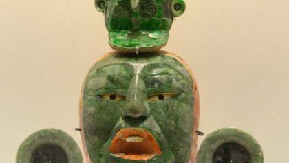 Pieza maya de jade representando una cara