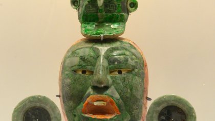 Pieza maya de jade representando una cara