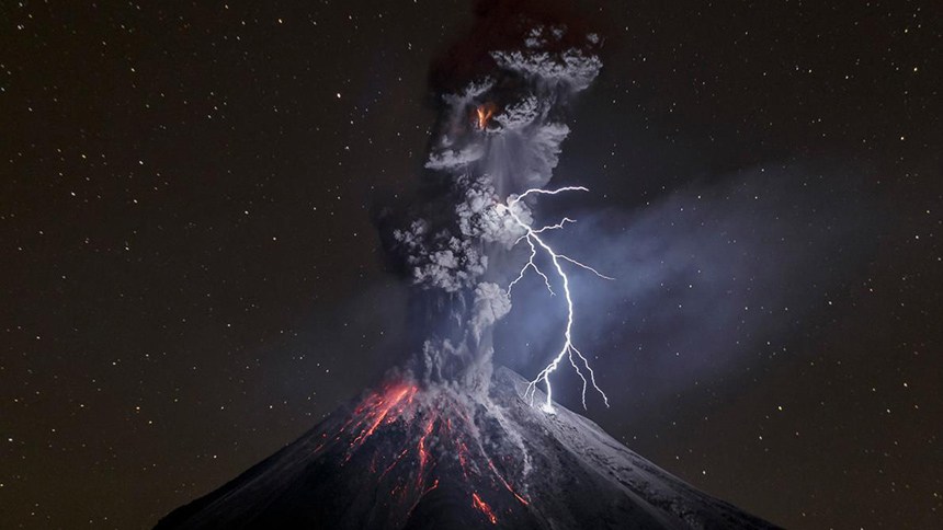 Volcán de Colima en explosión