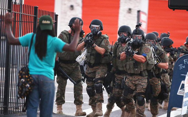 Policía estadounidense en protestas de Ferguson