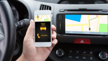 smartphone con aplicación de taxi