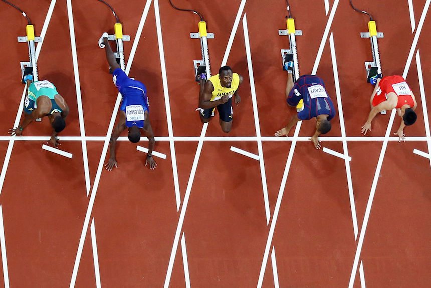 Usain Bolt se prepara para correr los 100 mentros