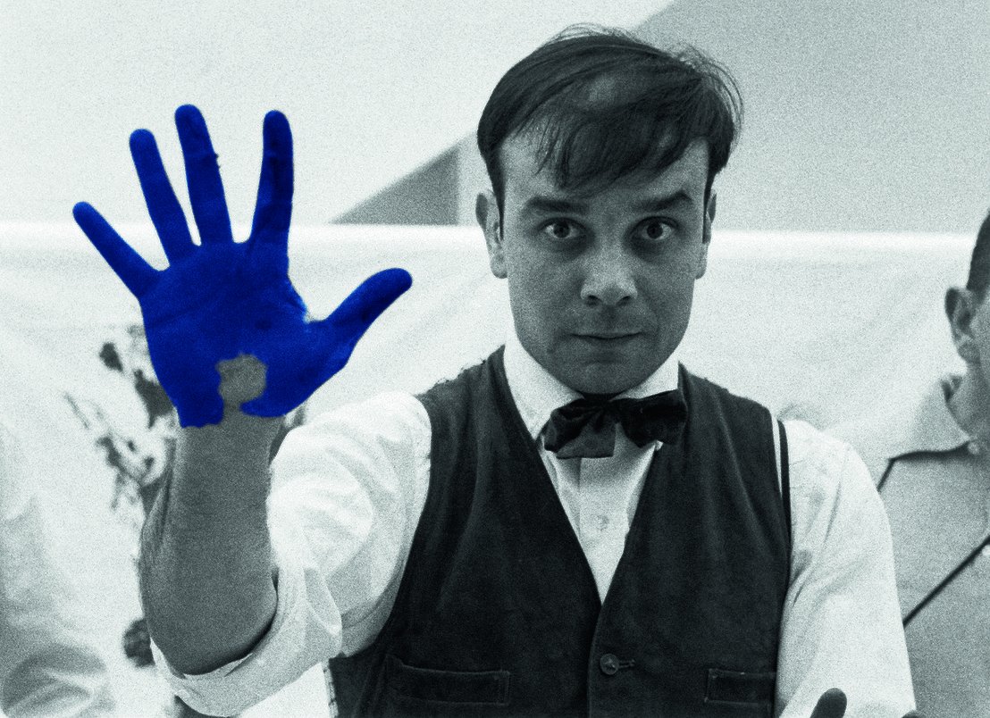 Yves Klein con mano pintada de azul 