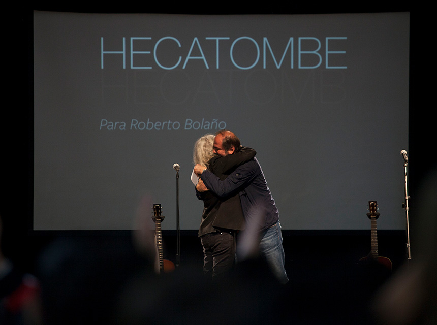 Patti Smith y Juan Villoro se abrazan