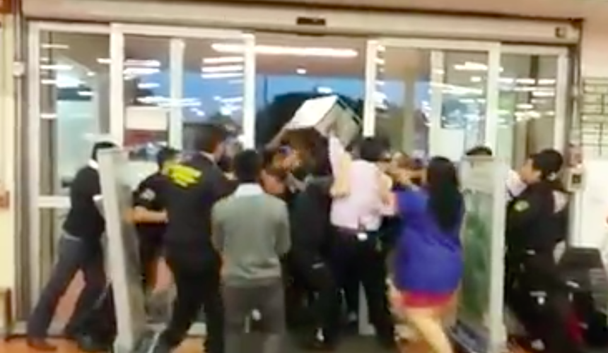 Farderos y guardias pelean en WalMart Azcapotzalco