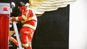 La foto del bombero con alas que se viralizó (y no es de México)