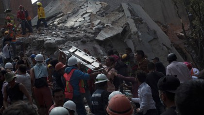 Un grupo de personas canta cielito lindo mientras recoge escombros tras el temblor de la CDMX