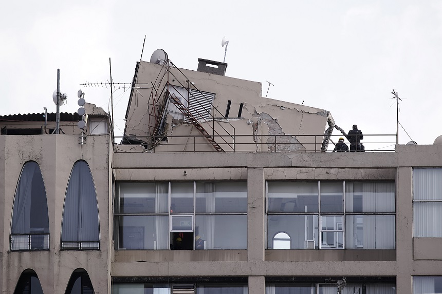 Grietas en un edificio después del sismo