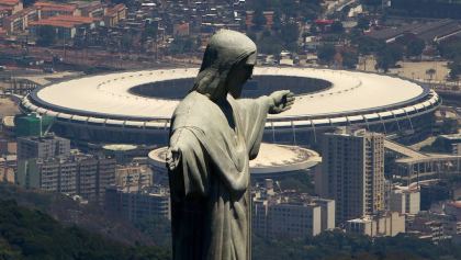 El Cristo en Rio de Janeiro, atrás el mítico Maracaná