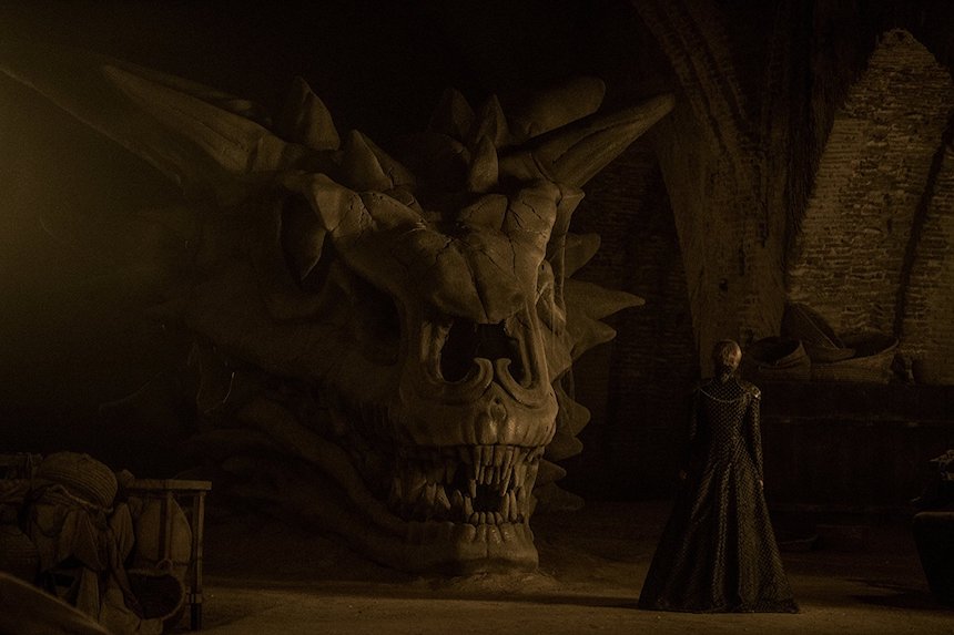 Game of Thrones - Cersei y el esqueleto de un dragón