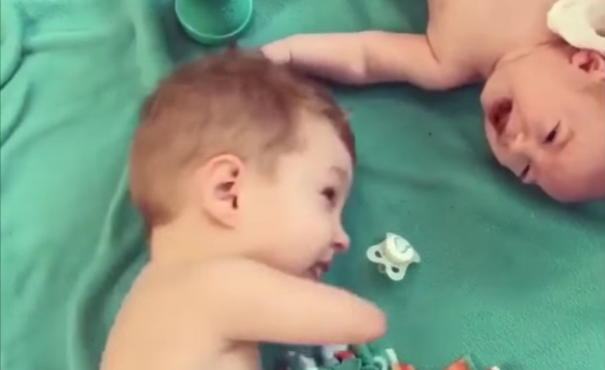 Internet - El niño sin manos que le pasa el chupón a su hermano bebé