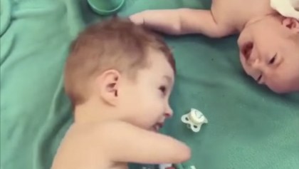 Internet - El niño sin manos que le pasa el chupón a su hermano bebé