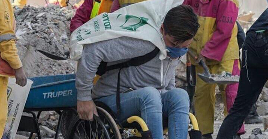 Este hombre en silla de ruedas se convirtió en héroe gracias a una foto