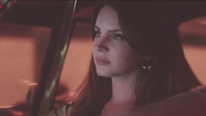 Lana del Rey toma un largo viaje en por LA en el video de “White Mustang”