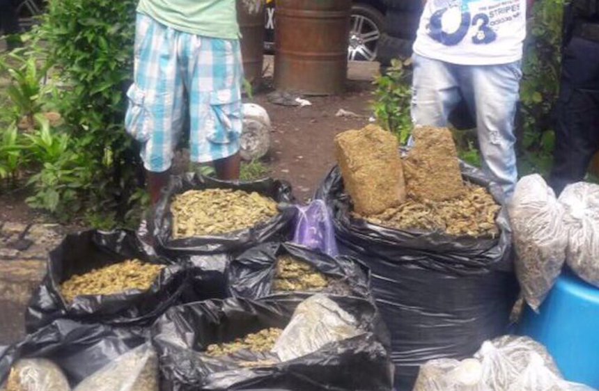 Detienen a dos jóvenes por trasladar marihuana en bolsas de basura en la colonia Morelos