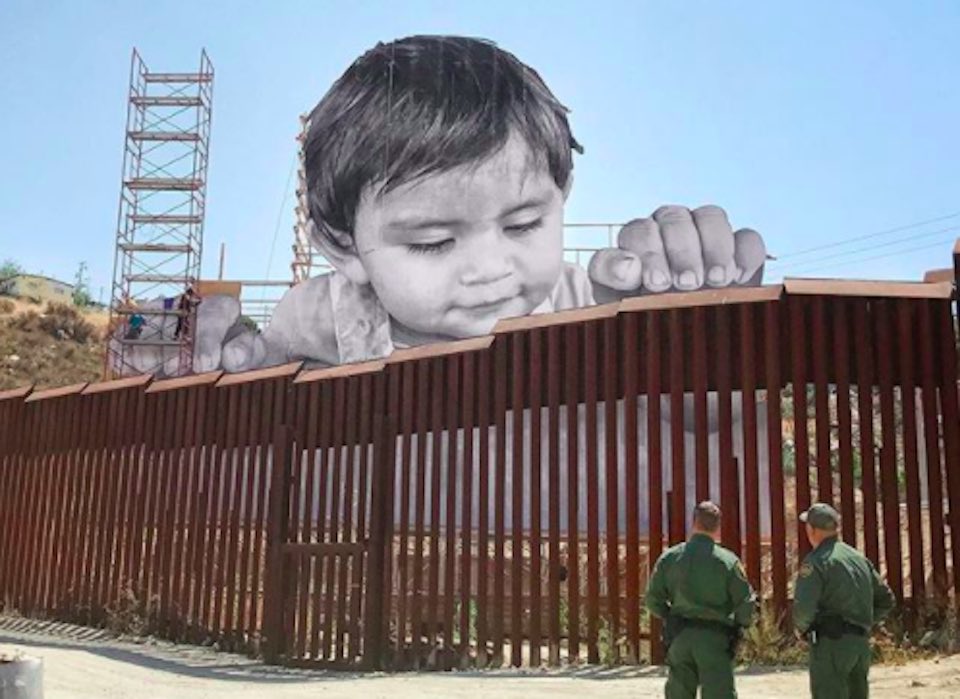 Proyecto artístico de JR - El bebé que asoma en la frontera entre México y Estados Unidos