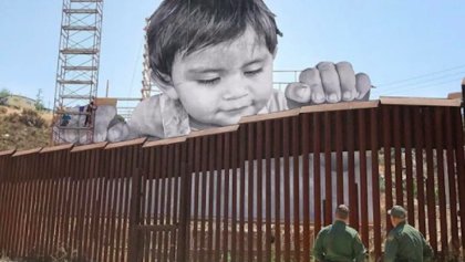 Proyecto artístico de JR - El bebé que asoma en la frontera entre México y Estados Unidos