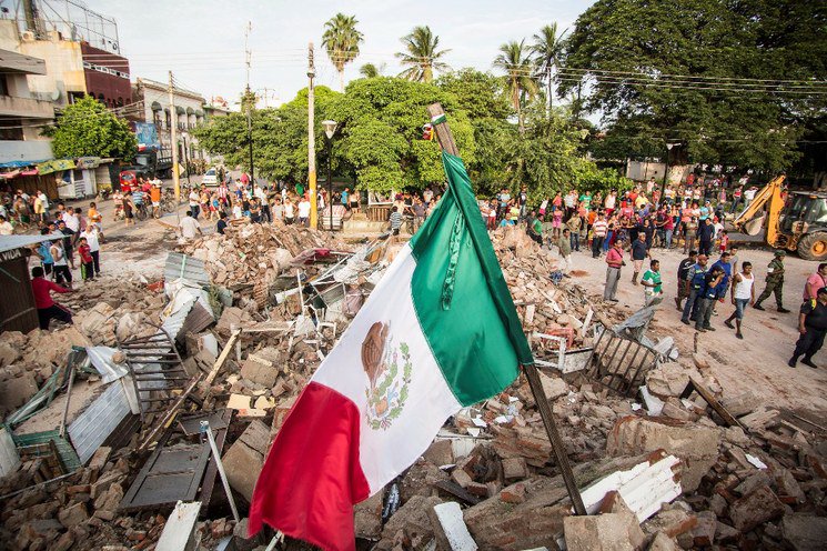 Bandera mexicana en los escombros de Juchitán por el sismo