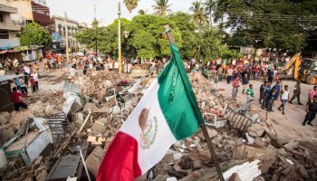 Bandera mexicana en los escombros de Juchitán por el sismo