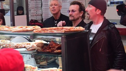 U2 sorprendió a sus fans al aparecer sorpresivamente en una pizzería de Nueva York