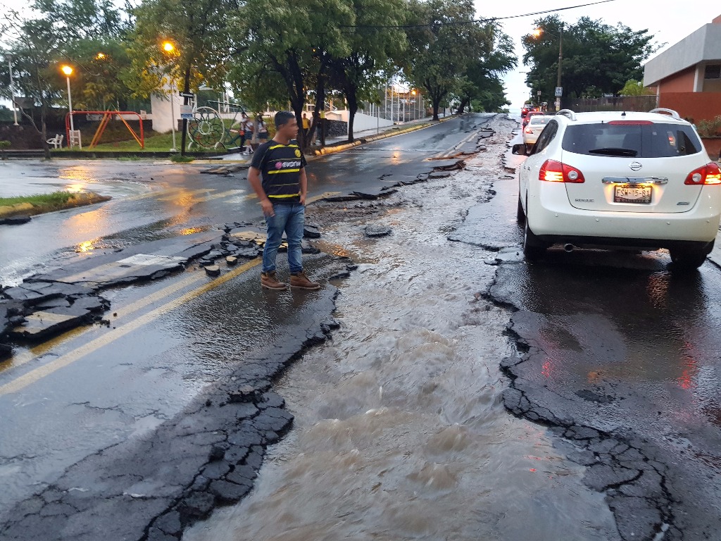 Vialidad destruida por la lluvia en Colima
