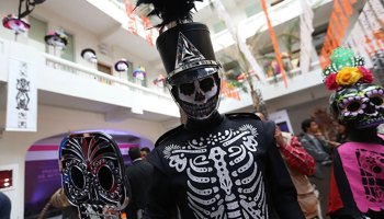 Desfile, ofrendas y paseo nocturno: todo lo que necesitas saber para celebrar el Día de Muertos en GRANDE