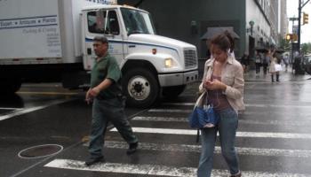 Mujer texteando en la calle