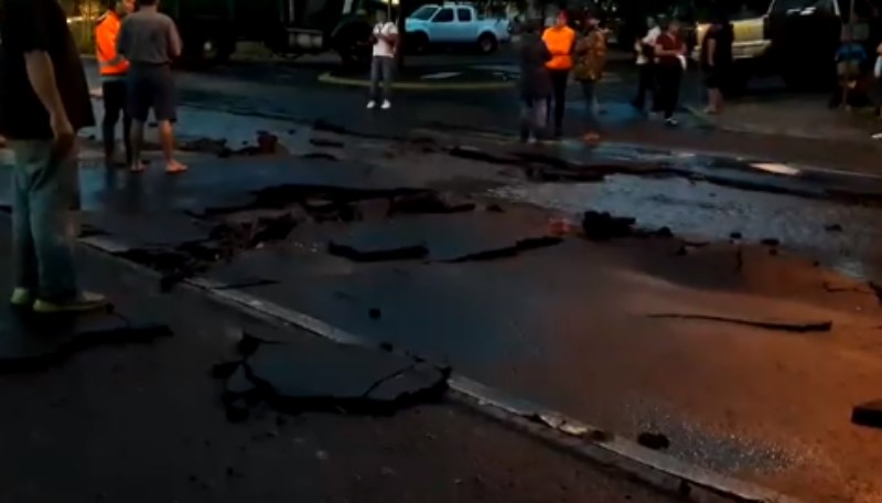 Lluvia afecta avenida ayuntamiento en Colima