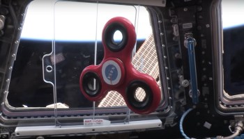 NASA - Girando un fidget spinner en el espacio