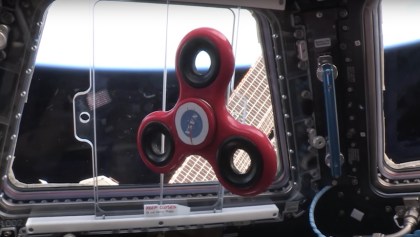 NASA - Girando un fidget spinner en el espacio