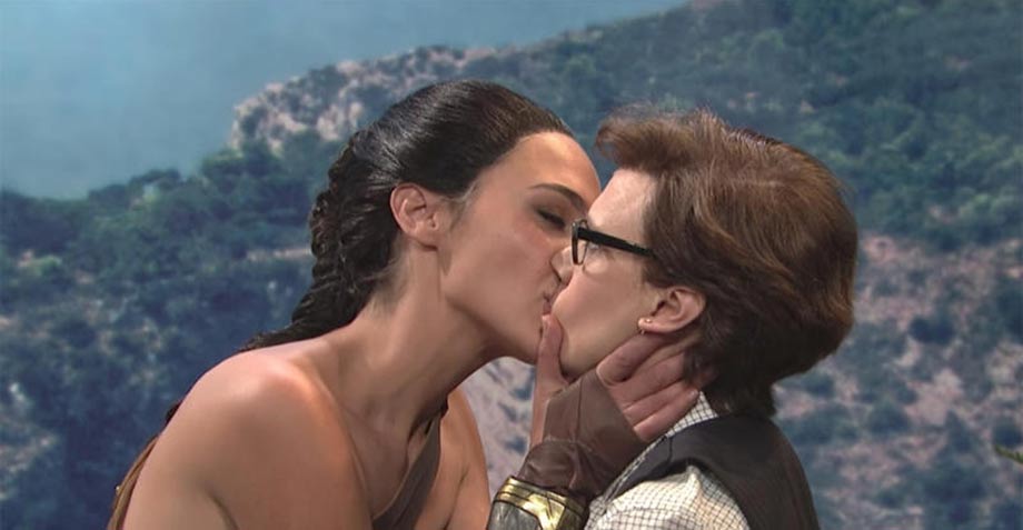 El apasionado beso de Wonder Woman a otra mujer en SNL que se hizo viral