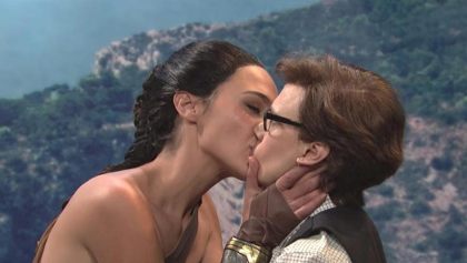 El apasionado beso de Wonder Woman a otra mujer en SNL que se hizo viral