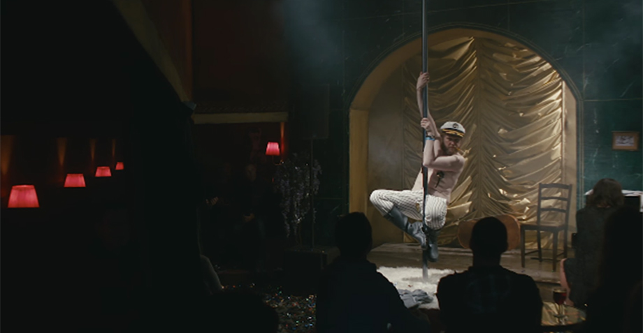 Un gordito que hace strip-tease y mucha champagne en el nuevo video de The National
