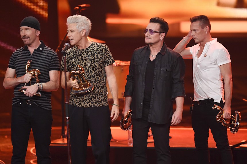 U2 durante una premiación