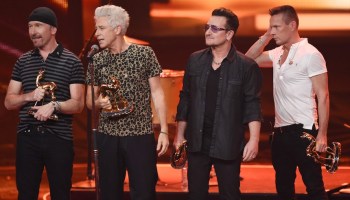 U2 durante una premiación
