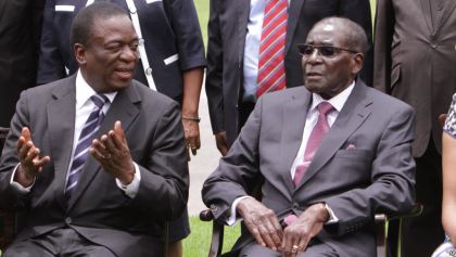 El nuevo presidente de Zimbabue, Emmerson Mnangagwa y el exmandatario, Robert Mugabe