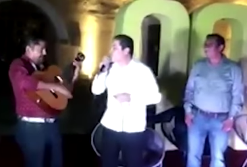 Alcalde de Acapulco canta la canción "Mátalas"