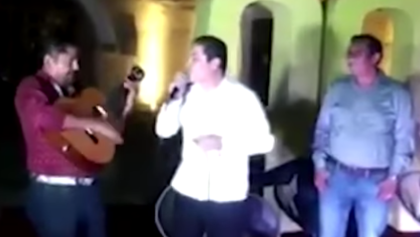 Alcalde de Acapulco canta la canción "Mátalas"