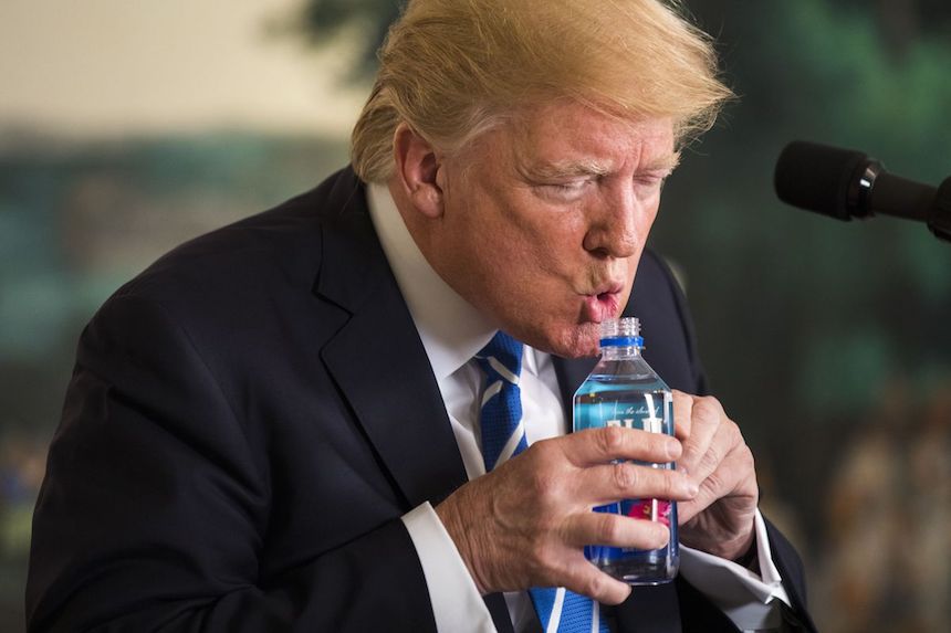 Donald Trump tomando agua