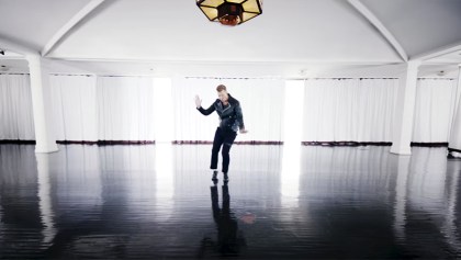 Josh Homme saca su lado más “Bailando por un sueño” en nuevo video