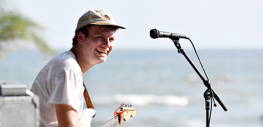 Si tu sueño es comprar un sillón viejo de Mac DeMarco, ahora puedes hacerlo realidad