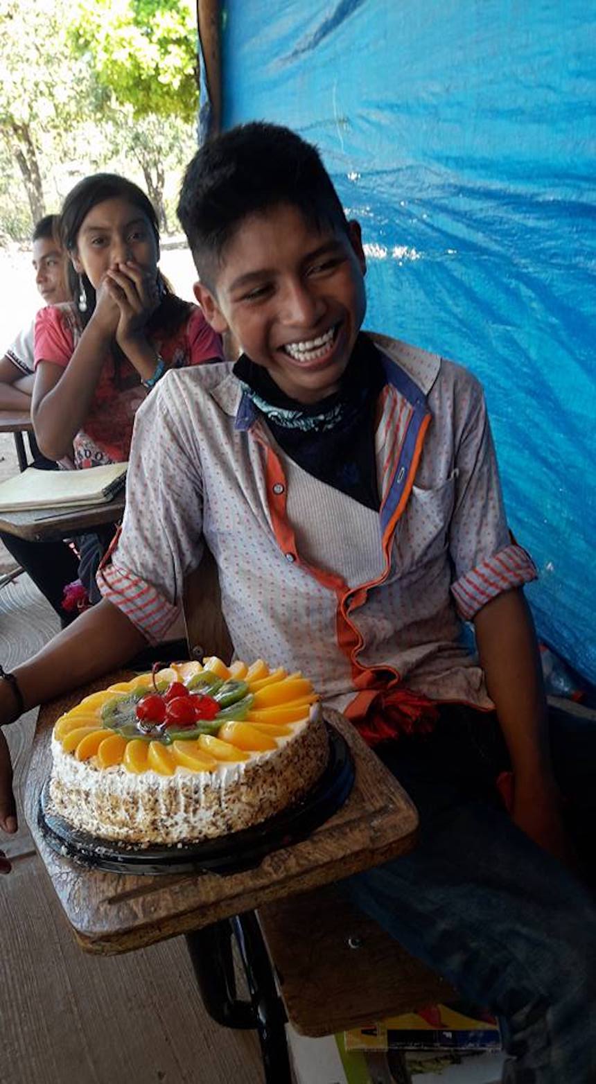El niño nayarita y su pastel de cumpleaños