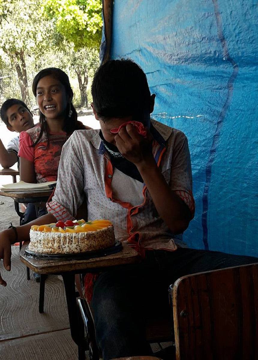 Niño en nayarit llora al recibir su pastel