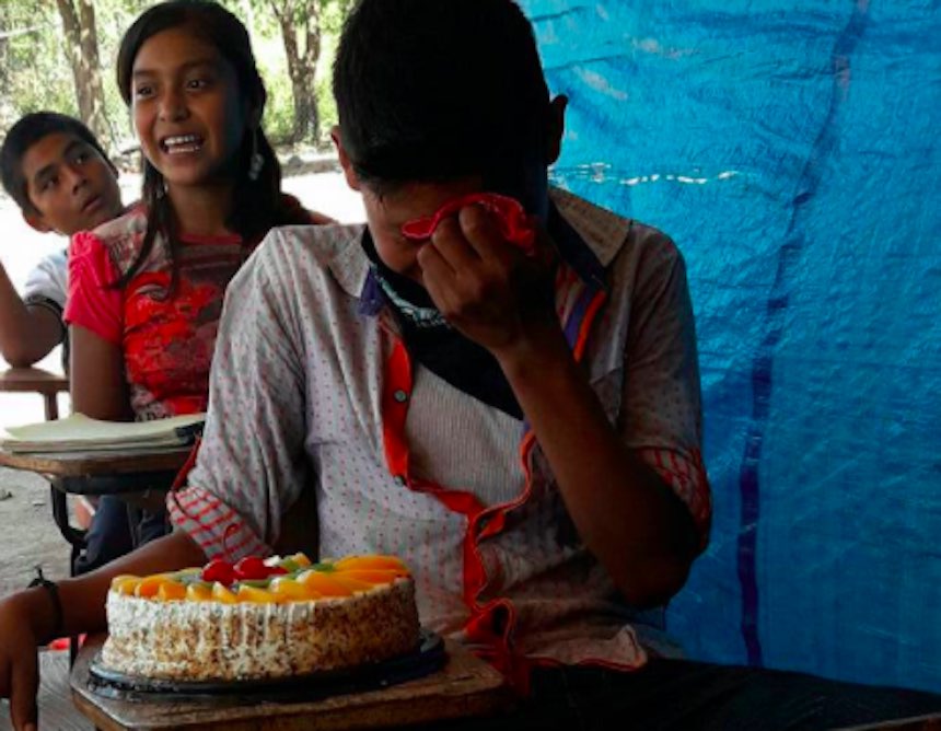 El niño que llora al recibir su primer pastel de cumpleaños
