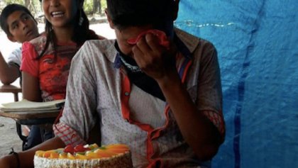 El niño que llora al recibir su primer pastel de cumpleaños