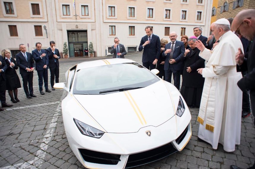 El Lamborghini del papa Francisco - Bendición