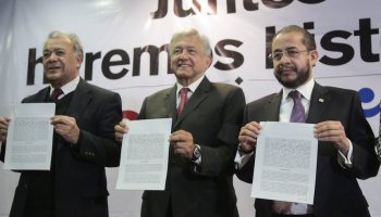Andrés Manuel López Obrador, precandidato presidencial de Morena, concreta alianza con el PES y el PT